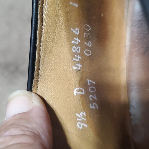 Allen edmonds Sanford black leather perforated cap toe oxfords - Picture 9 of 9